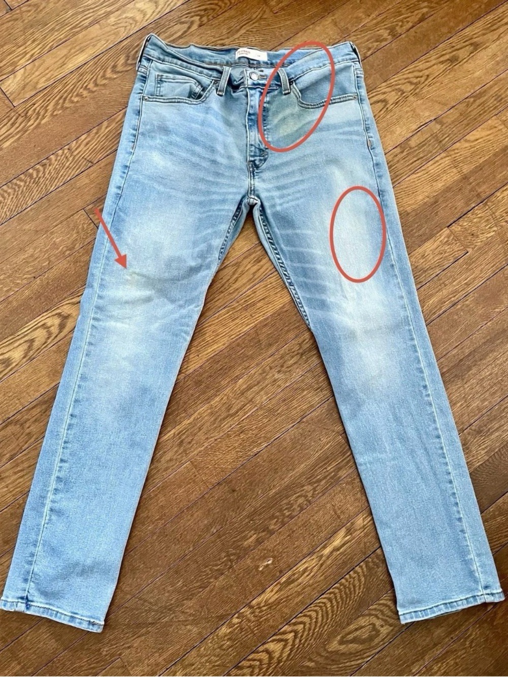 (32x30) Men’s Signature by Levi Strauss Light Blue Slim Straight Jeans (stained)